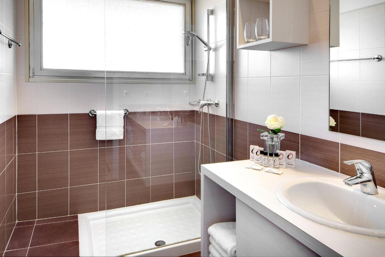 Bathroom 5, Hotel The Originals Residence Les Strelitzias, Alpes-Maritimes