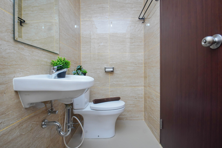 Bathroom 5, 2 Pax Practical Studio at Transpark Cibubur Apartment By Travelio, Depok