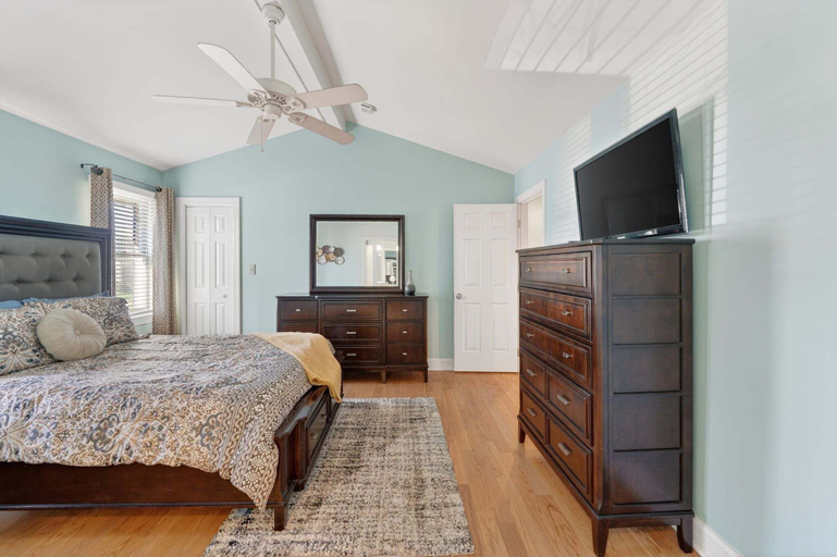 Room 5, Modern 4br Retreat Near Everything 4 Bedroom Condo, Guilford