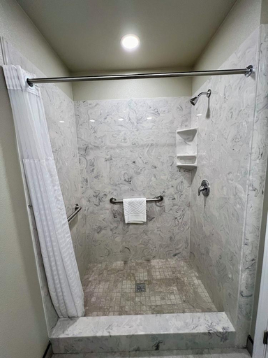Bathroom 3, Travelers Inn Eugene University, Lane