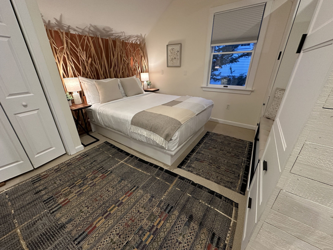 Room 3, 12 Goodwin Unit 1 1 Bedroom Apts, Newport
