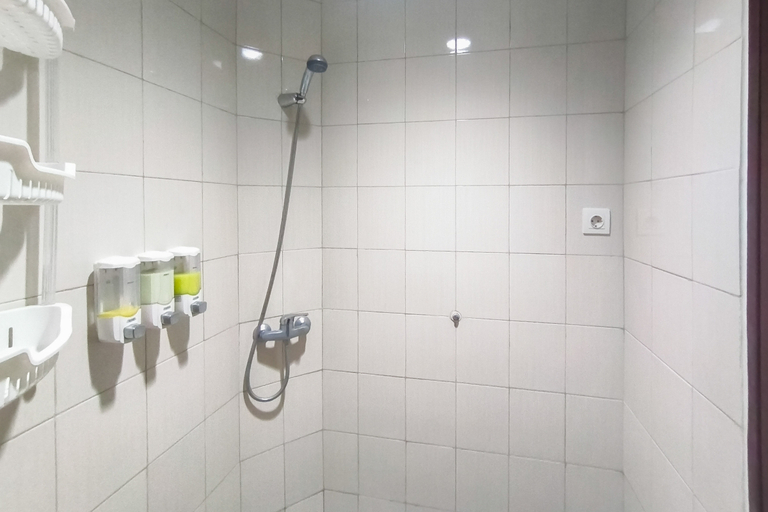 Bathroom 5, Neat 2BR Apartment at Mekarwangi Square Cibaduyut By Travelio, Bandung