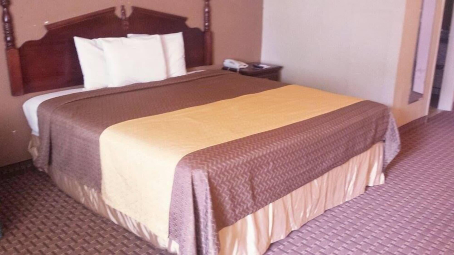 Bedroom 4, Mid Towne Inn & Suites, Bexar