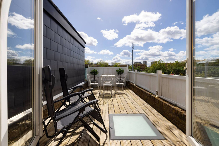 Room 3, The Thames Embrace 3 BR Garden House in Battersea, London