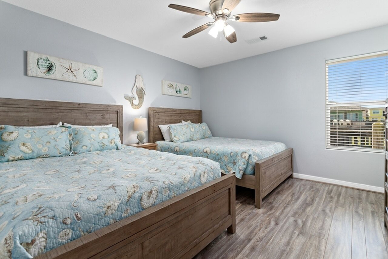 Room 5, Beaches Be Trippin' 4 Bedroom Home by RedAwning, Galveston