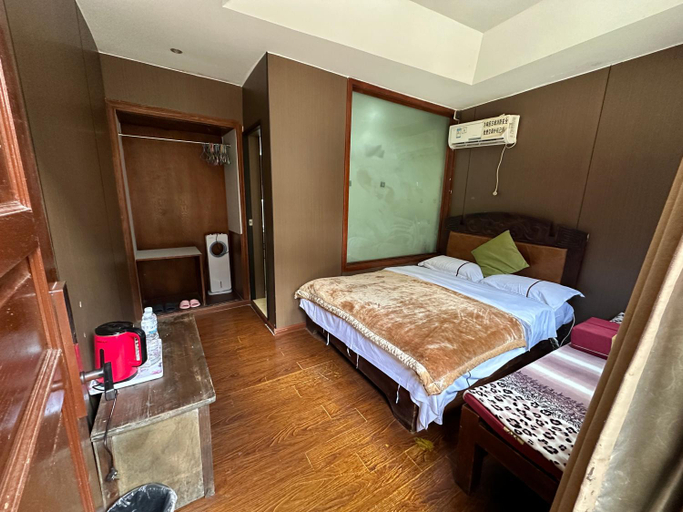 Bedroom 2, Qinminshe Inn, Lijiang