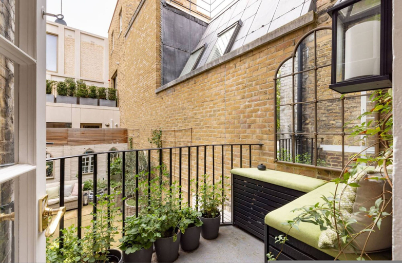 Room 2, The Impressionist s Fireplace 4 BR Home in Chelsea, London