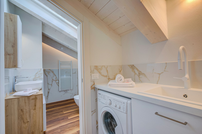Bathroom 4, Cimetta, Sondrio