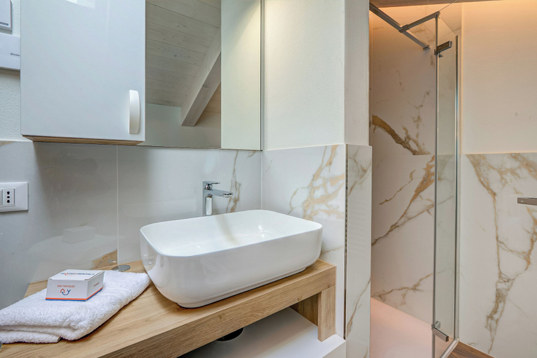 Bathroom 2, Cimetta, Sondrio
