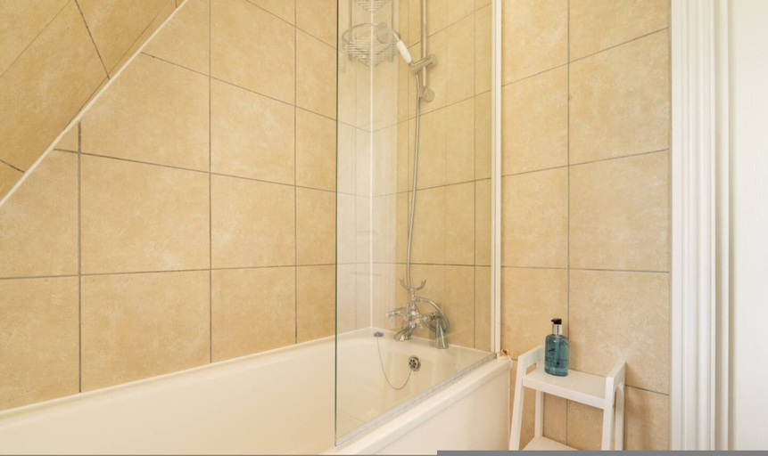 Room 2, Your Home Away Newly Refurbished 3BR in Wandsworth, London