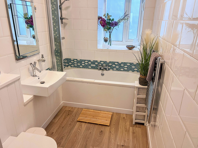Bathroom 3, Sea Glass - 2 Bedroom Apartment - Manorbier, Pembrokeshire