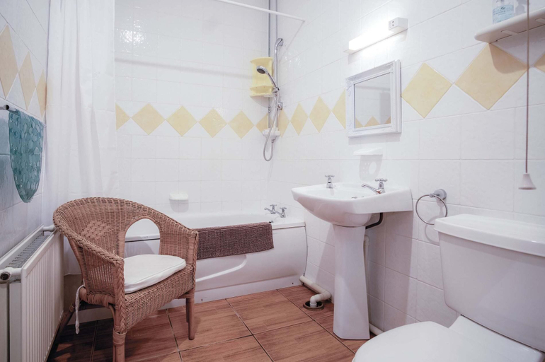 Bathroom 4, Rose Cottage - 3 Bed Cottage - New Hedges - Tenby, Pembrokeshire