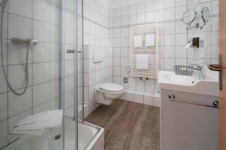 Bathroom 5, Kleinhuis Hotel Mellingburger Schleuse, Hamburg