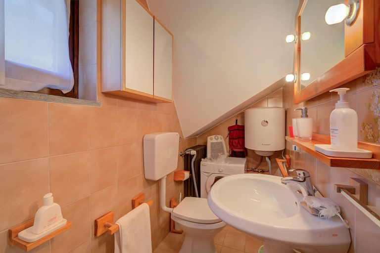 Bathroom 4, Appartamento Nido Alpino for 5 With Balcony, Torino