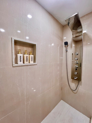 Bathroom 5, Cozy Home Near Transit & Hillcrest Mall with Free Parking, York
