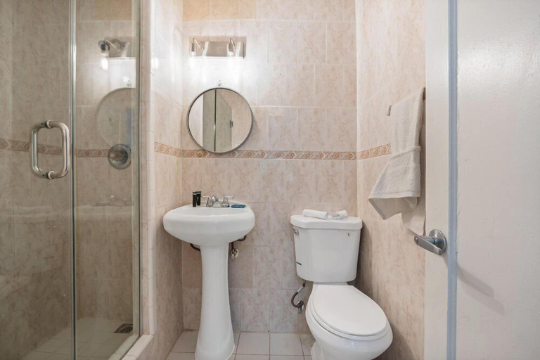 Bathroom 4, Runway Inn Miami, Miami-Dade