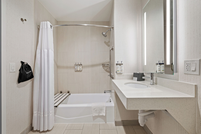 Bathroom 5, Holiday Inn OXNARD - VENTURA by IHG, Ventura