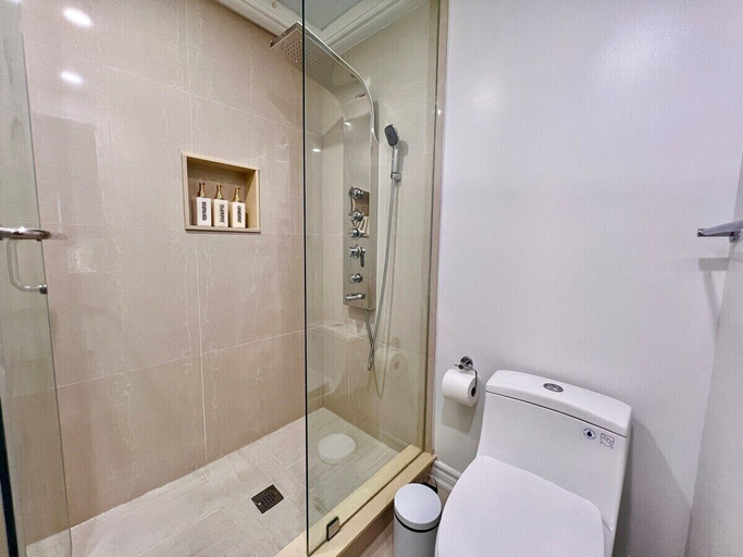 Bathroom 4, Cozy Home Near Transit & Hillcrest Mall with Free Parking, York