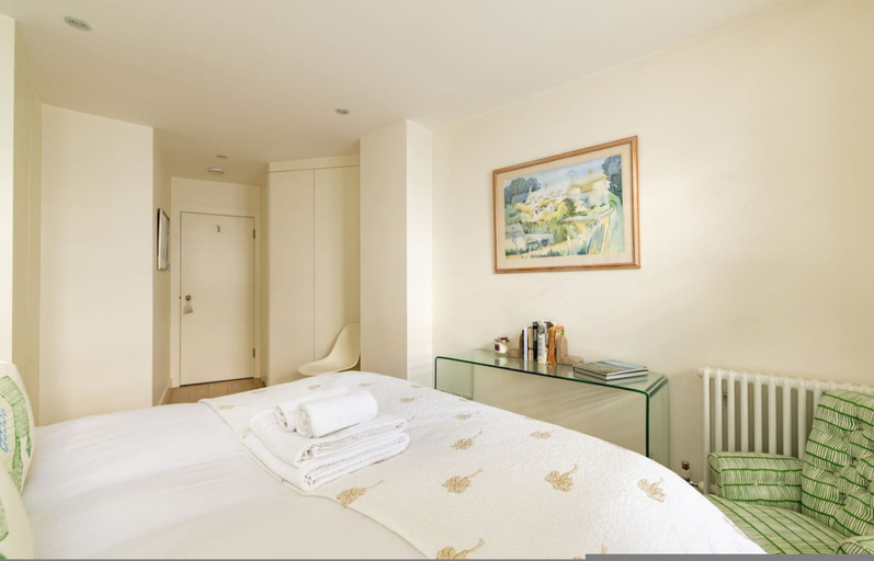 Room 2, A Gentle Riverside Charm 2 Bedroom Mews House, London