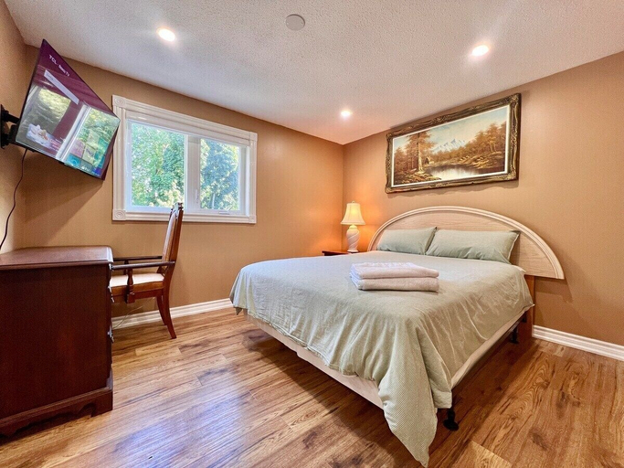 Bedroom 5, Cozy Home Near Transit & Hillcrest Mall with Free Parking, York