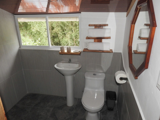 Bathroom 3, Butterfly and Bird Julio Tours-Ecolodge, Quito
