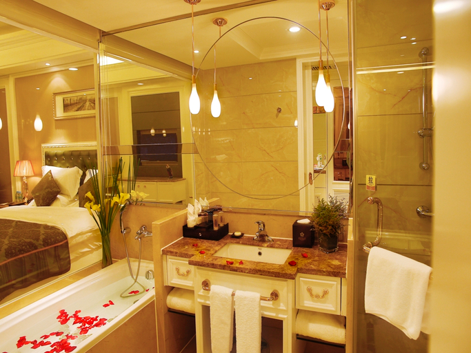 Bathroom 4, Golden Bauhinia International Hotel, Nanning