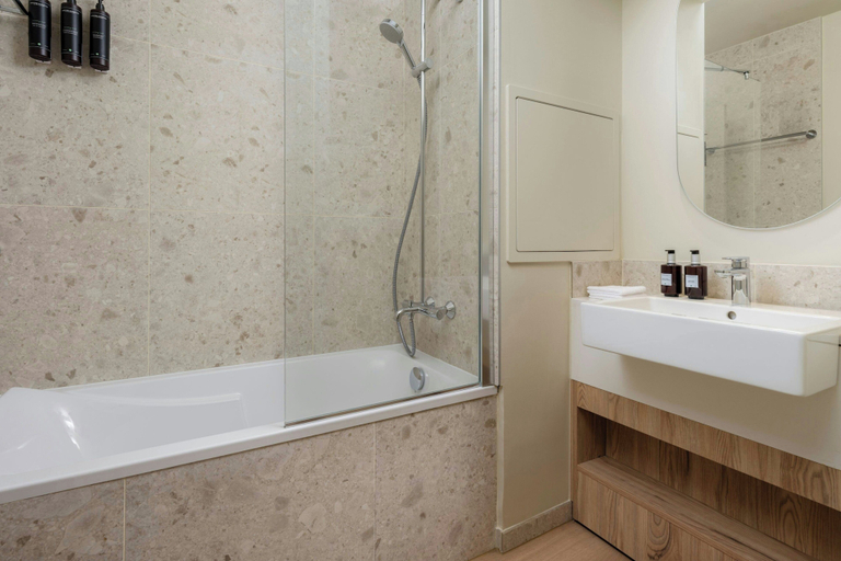 Bathroom 5, Residence Inn by Marriott Lille, Nord