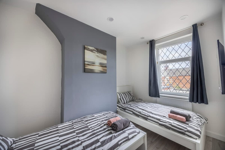 Room 2, 3bedroom 2 Bathroom House-free Parking 5 Beds, Cumbria