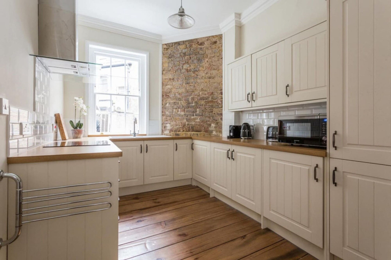 Room 5, The Hearts Of Old 3 Bedroom in the West End, London