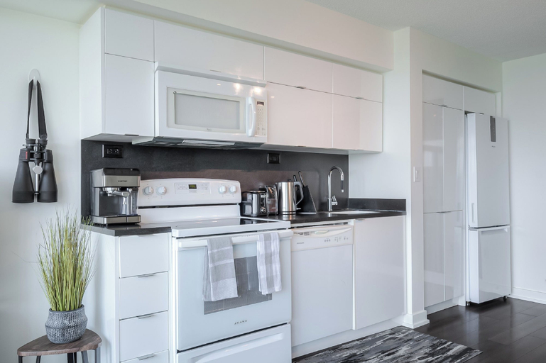 Private kitchen, Platinum Urban Stay, Toronto