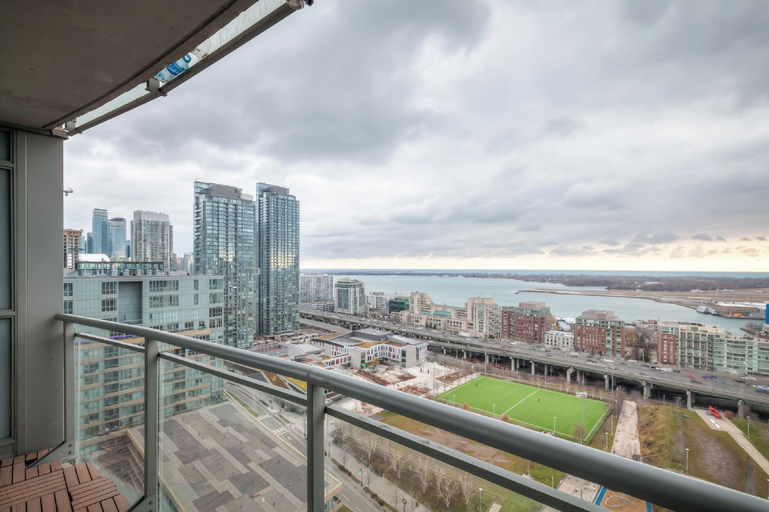 Property grounds, Signature Stay Toronto, Toronto