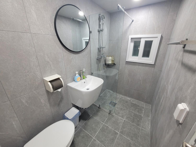 Bathroom 5, Sunny House, Mapo