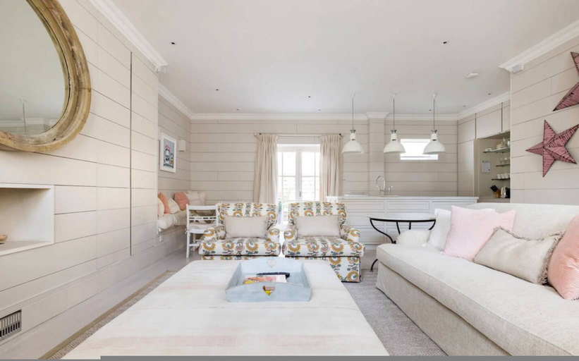 Room 3, Parkside Mews 3 Bedroom Home With Garden, London