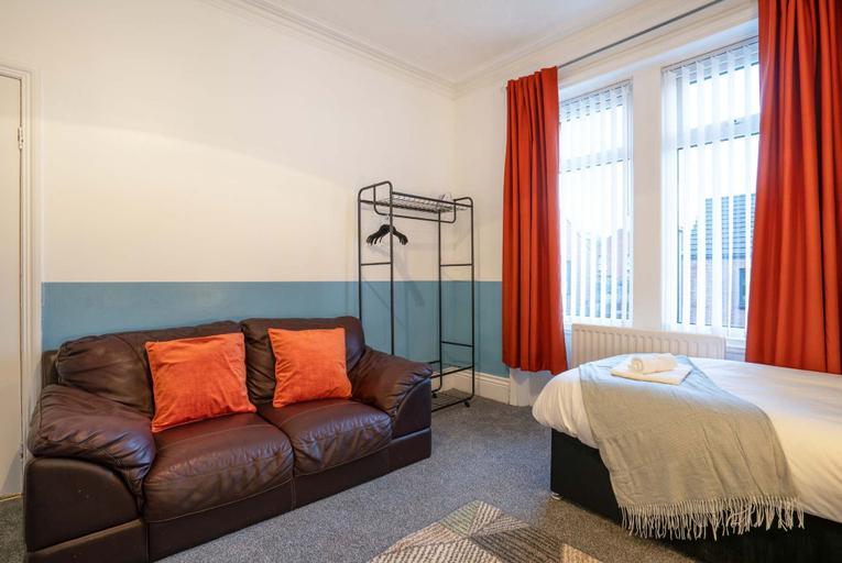 Room 2, 3 Bed-free Parking-close to City, Gateshead