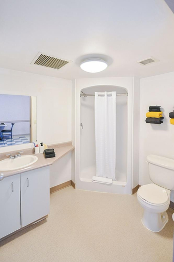 Bathroom 4, Residence & Conference Centre - Niagara-on-the-Lake, Niagara