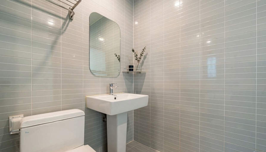 Bathroom 2, Billy Hotel
