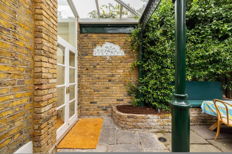 Room 5, Battersea Park 3 Bedroom House With Private Garden, London