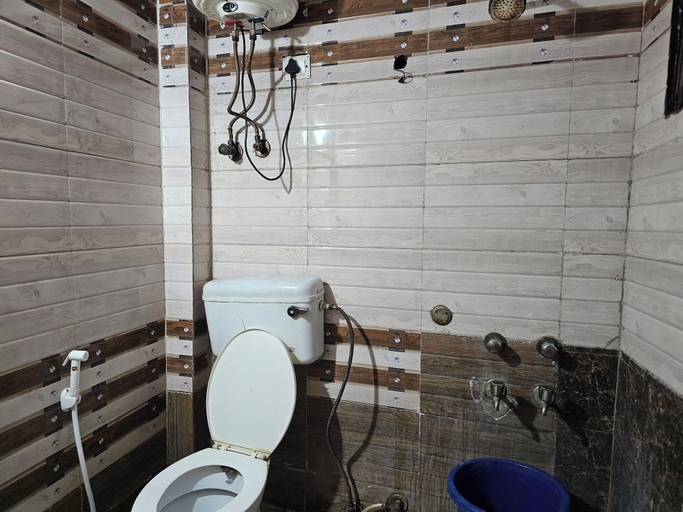 Bathroom 3, Sri Sai Inn, Delhi