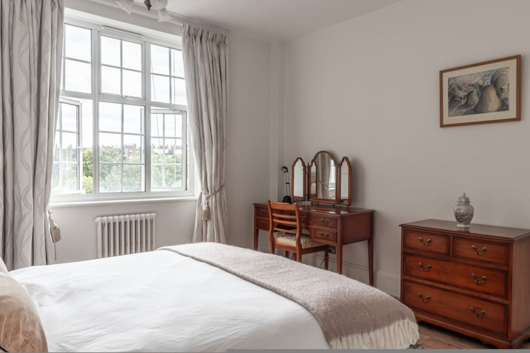 Room 4, Chestnut Blossom 1 Bedroom in Kensington, London