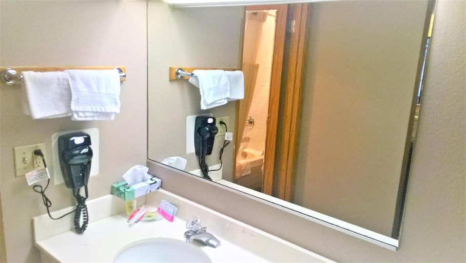 Bathroom 3, Pepper Tree Inn, Washington