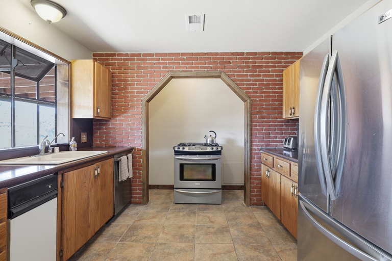 Private kitchen 4, Desert Paradise: Walk to Pappy's - EV and Sleeps 8, San Bernardino