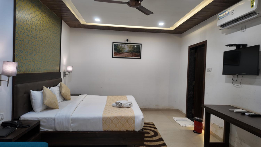 Bedroom 3, Hotel Mountain Breeze, Satara