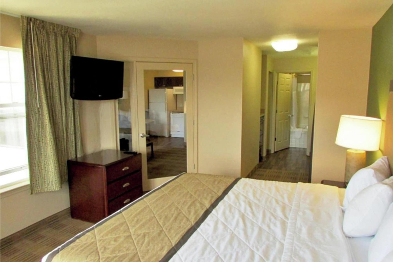 Bedroom 3, Studio 6 Suites Jacksonville Deerwood Park FL, Duval