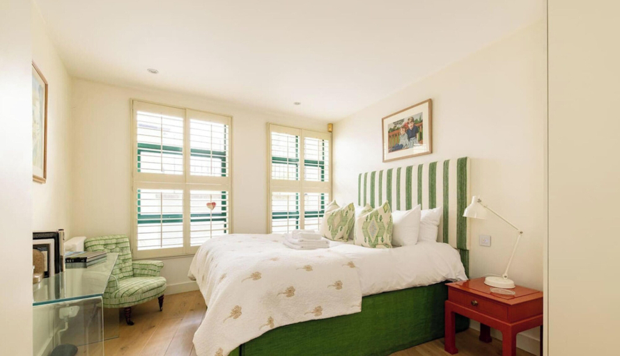 Room 5, A Gentle Riverside Charm 2 Bedroom Mews House, London