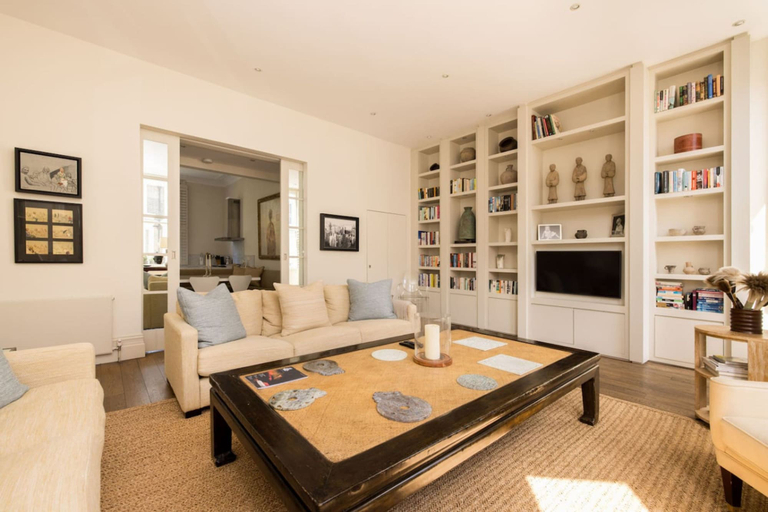 Room 3, Green History 3 Bedrooms in Kensington, London