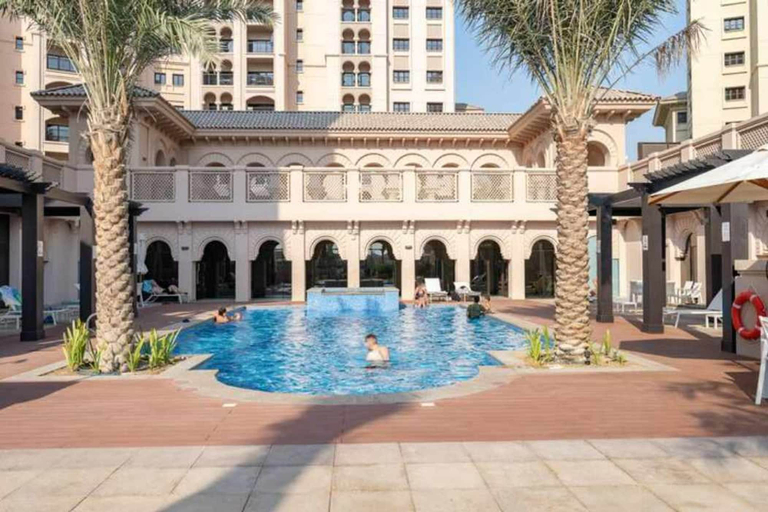 Room 5, Jumeirah Golf Estates Sleeps 2 With Balcony Views, Dubai