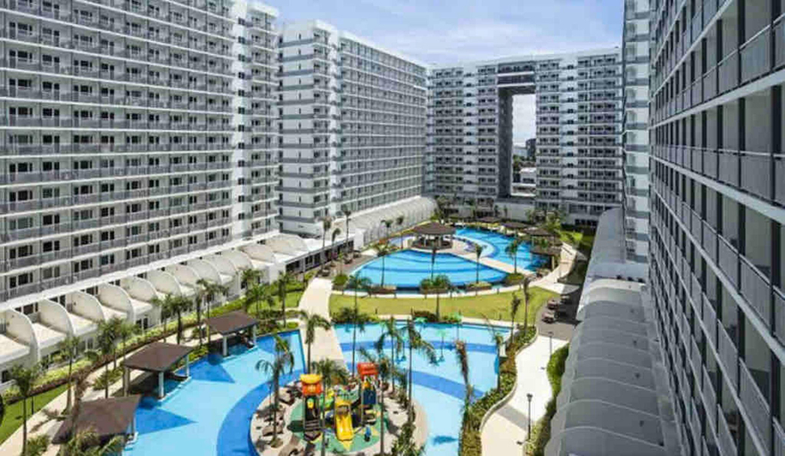 2, Elegant Pasay City Apartment with Central Heating Shared Pool, Pasay City