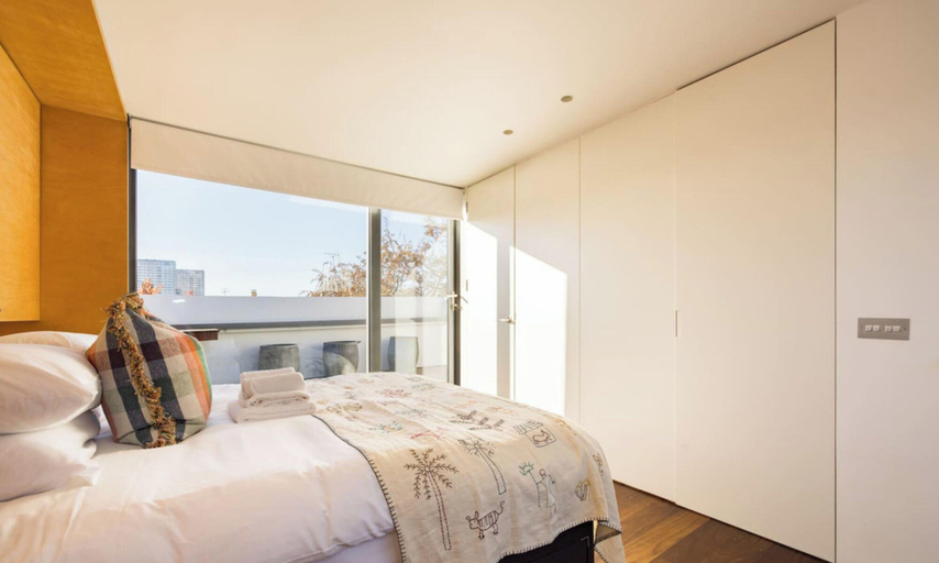 Room 3, Bellevue Notting Hill 2 Bed by Holland Park, London
