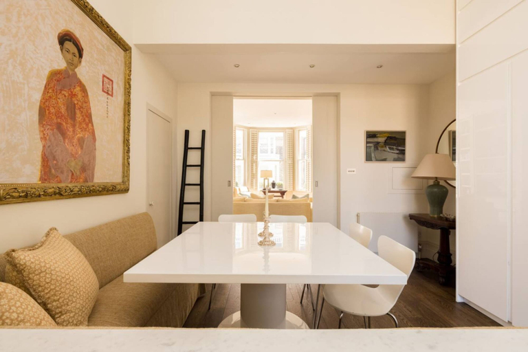 Room 4, Green History 3 Bedrooms in Kensington, London
