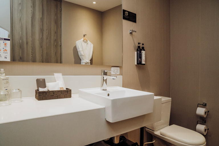 Bathroom 4, Novotel Medellín El Tesoro, Medellín